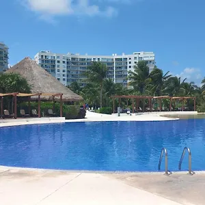 beachfront-and-ocean-view-apartment-cancun.quintano-roohotels.com/